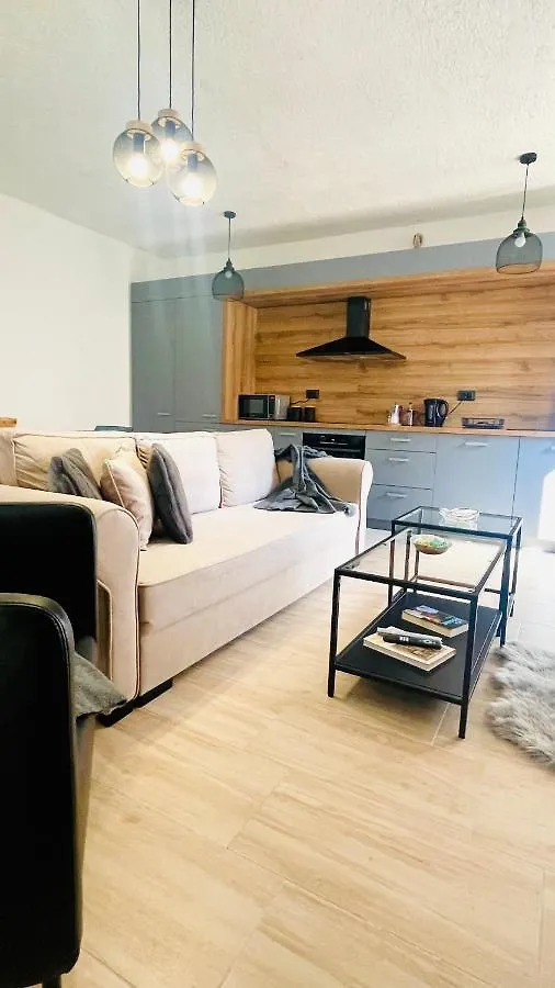 Modern Apartment With Fireplace & Stylish Kitchen 칸파나르
